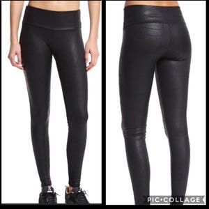 Like new Onzie coated snake embossed leggings